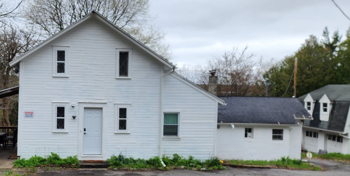 2-br cabin in wooded Jamesville. Dogs welcome!