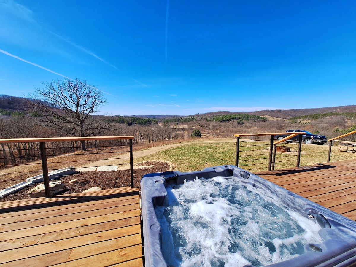 Kickapoo Ridge Cabin with Hot Tub Views