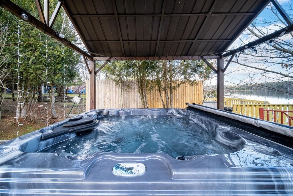 宽敞的卡茨基尔湖滨度假屋，带热水浴缸！