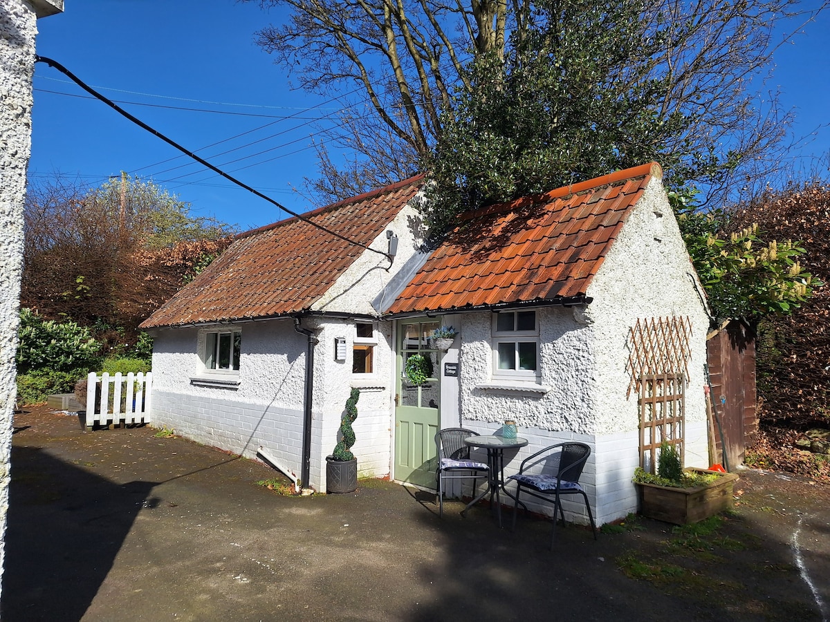 Adorable open-plan cottage with private parking