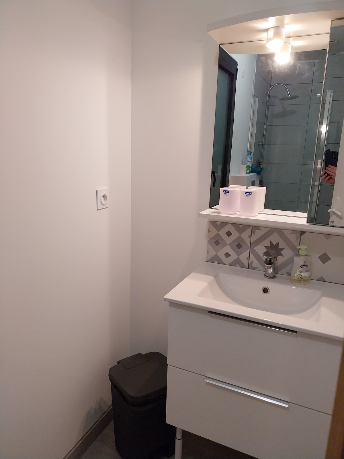 Studio neuf avec salle de bain