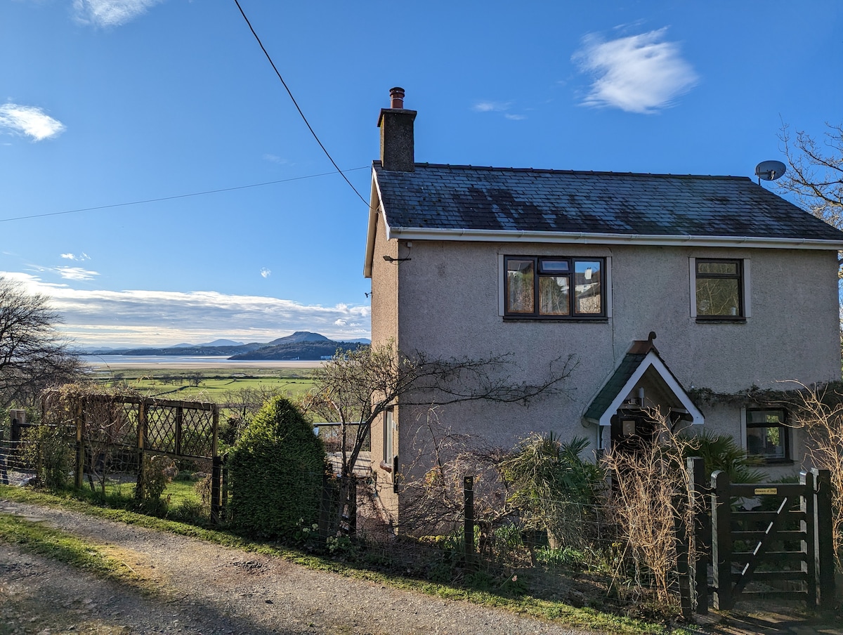 Snowdonia 2 bed cottage, log burner, amazing views