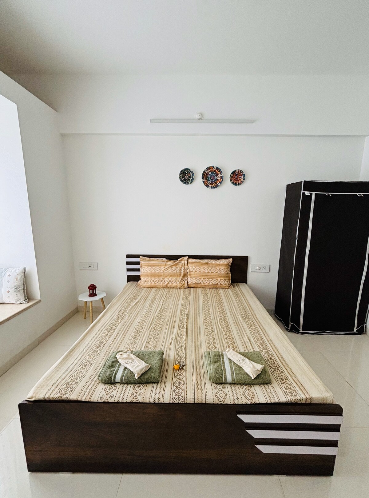 Cozy Private Guest Room in Premium 3BHK Flat