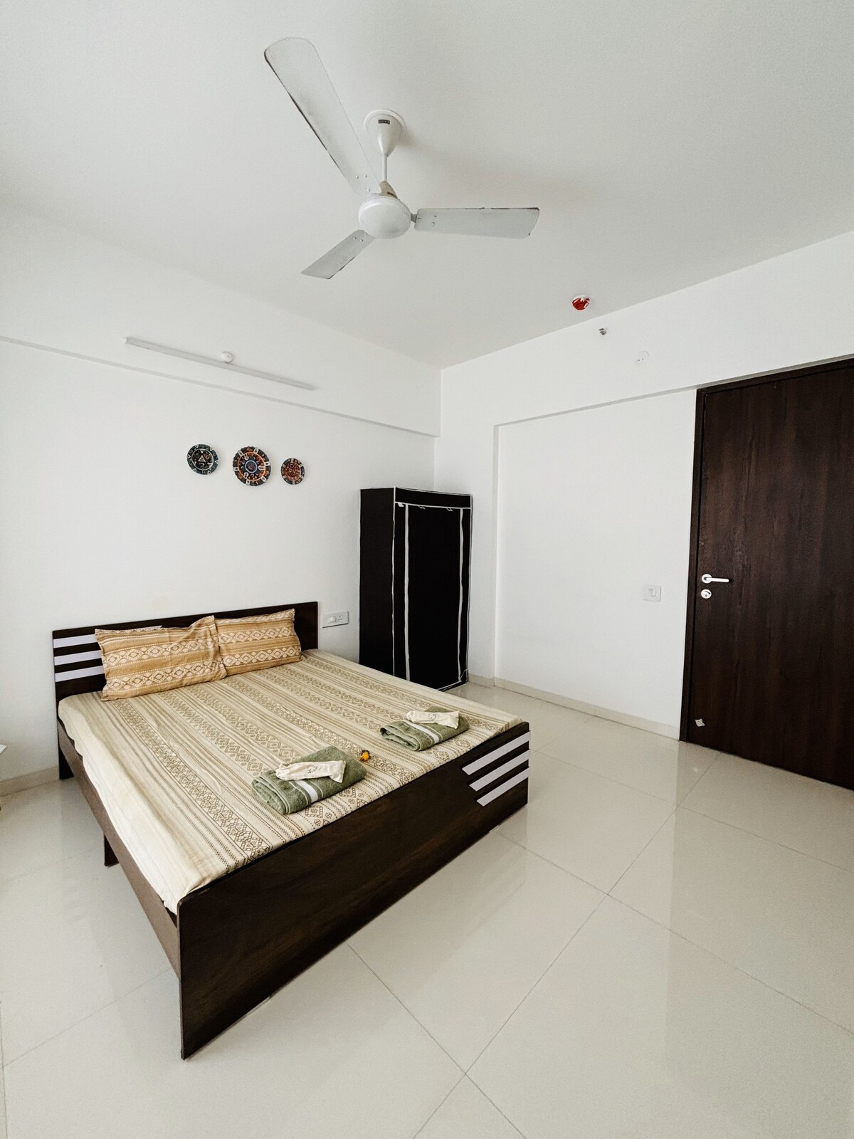 Cozy Private Guest Room in Premium 3BHK Flat