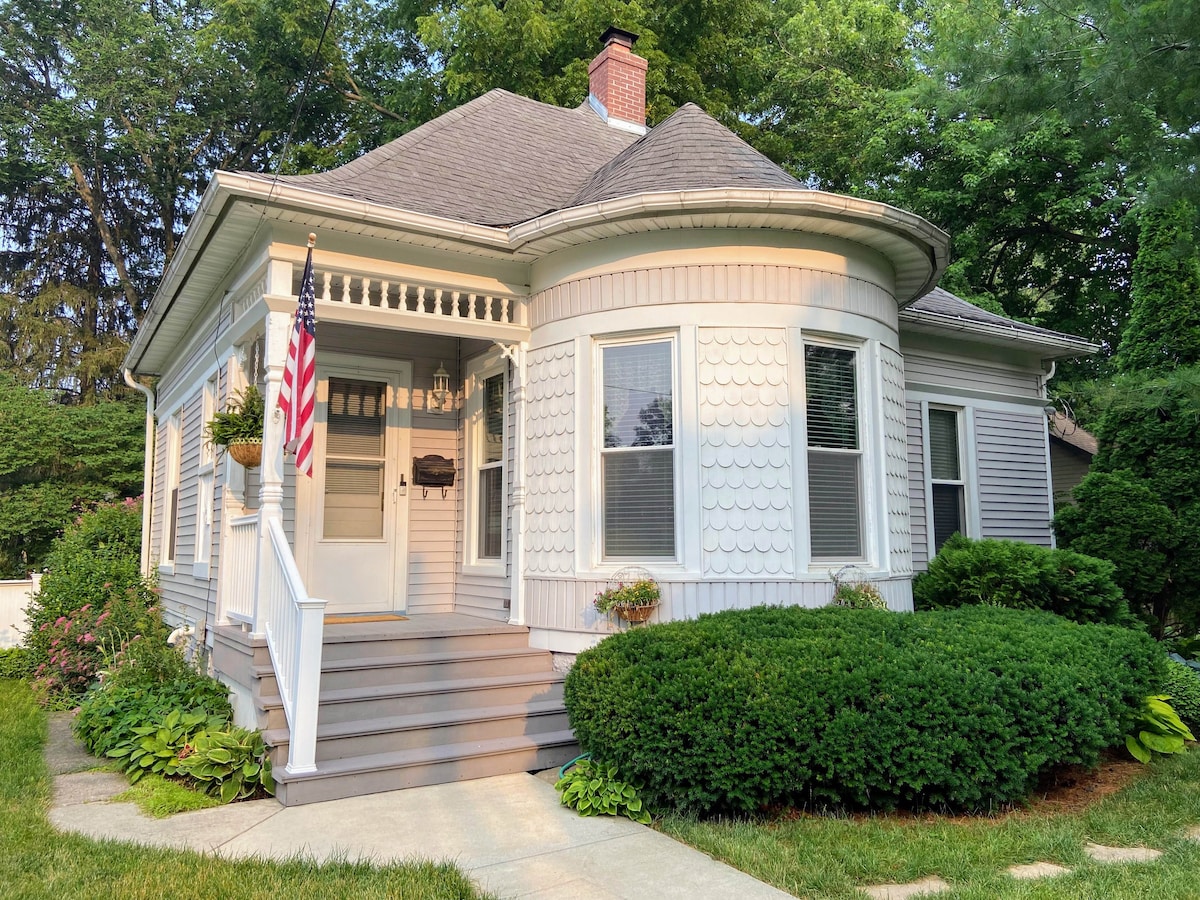 Charming Victorian Cottage Near the Rock River