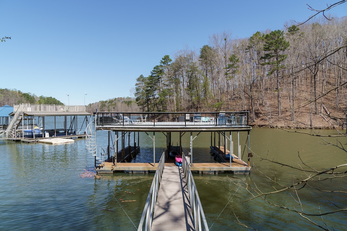 Pet Friendly waterfront cabin w/ deep water dock