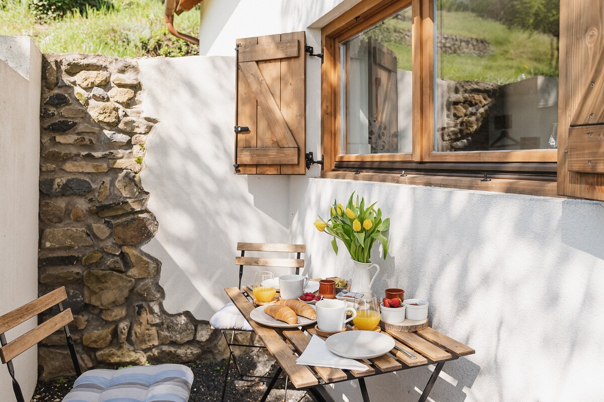 Chill'Inn is a hidden cottage with splendid views