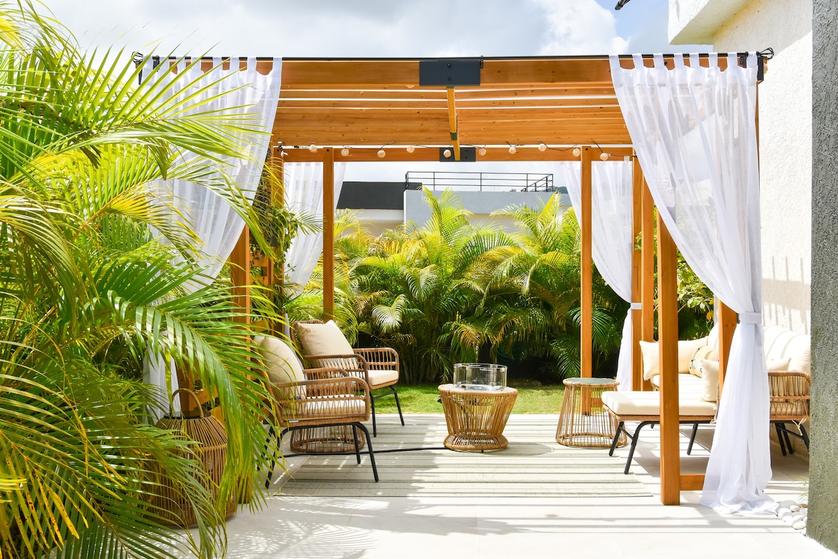 Luxe Oasis - Villa w/hot tub & rooftop terrace