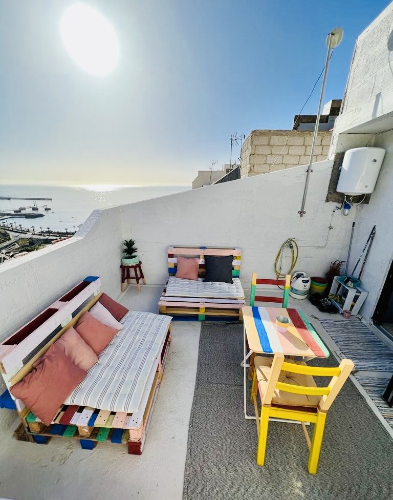 Colourful 2-Bedroom House with a Big Terrace & BBQ