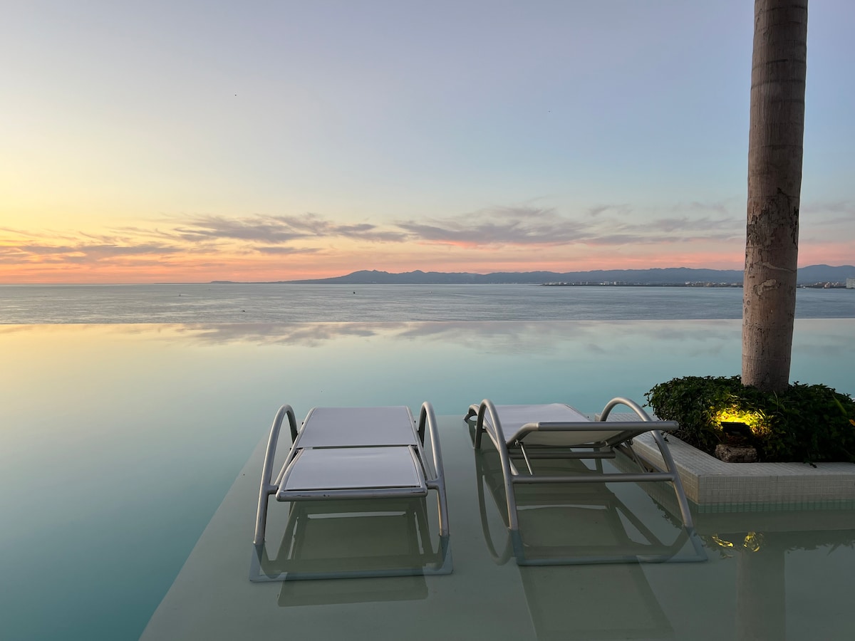 Oceanview Oasis, Rooftop Pool, Steps to the Beach