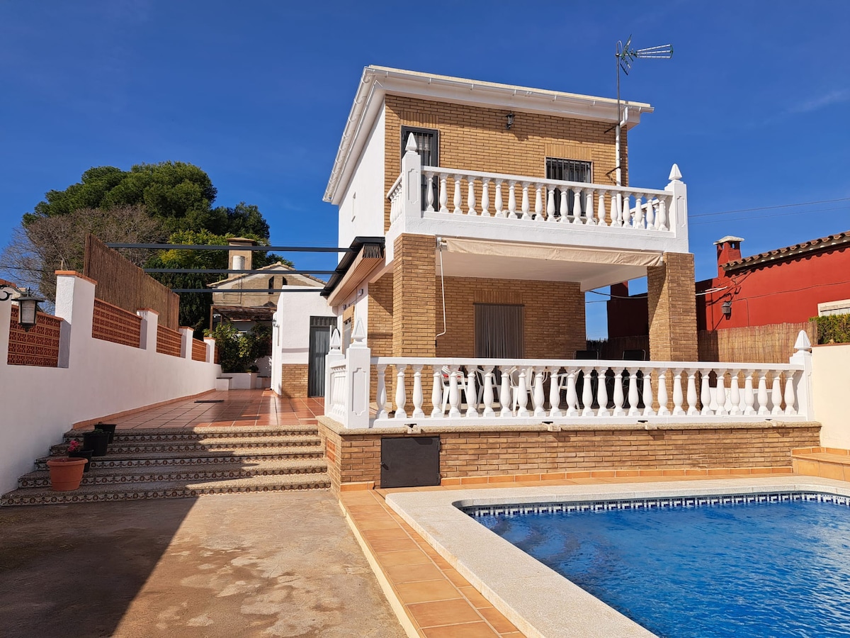 Agradable casa con piscina y barbacoa