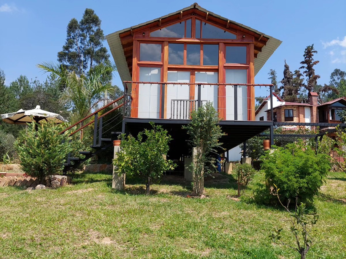 Hermosa cabaña en madera entre montañas en Tinjacá