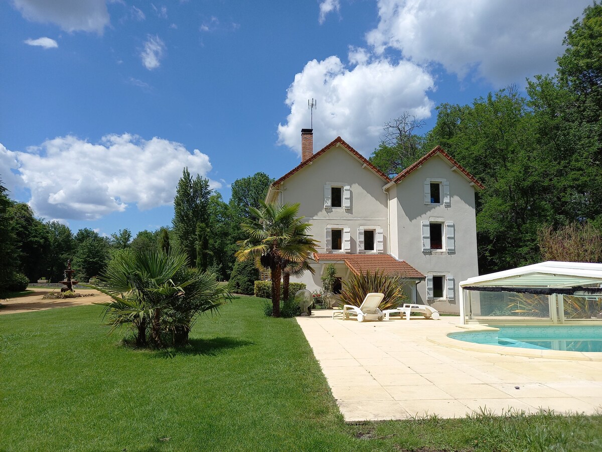 Gîte avec piscine dans une propriété privée