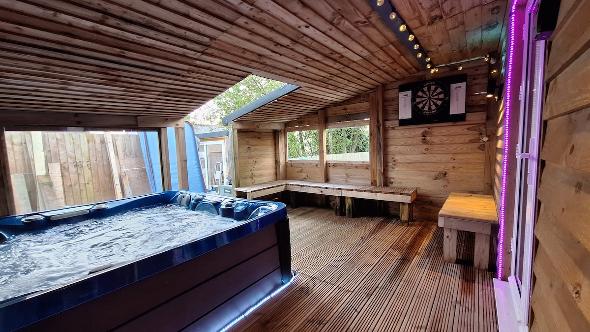 Old Penny Cabin, with hot tub.