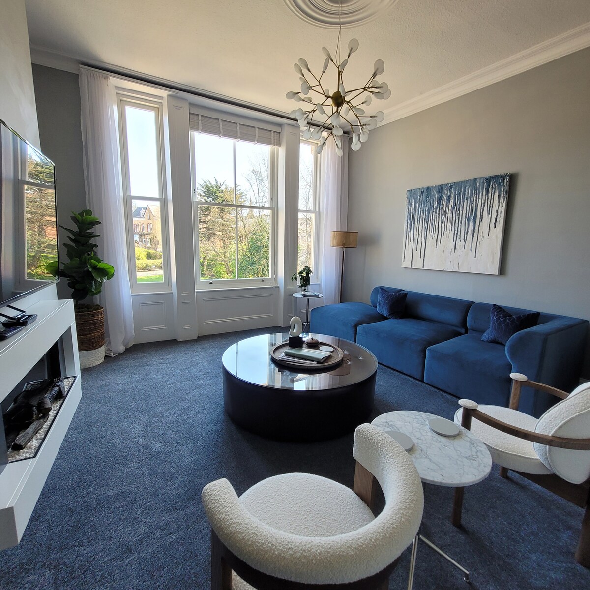 Luxury Crescent View Apartment