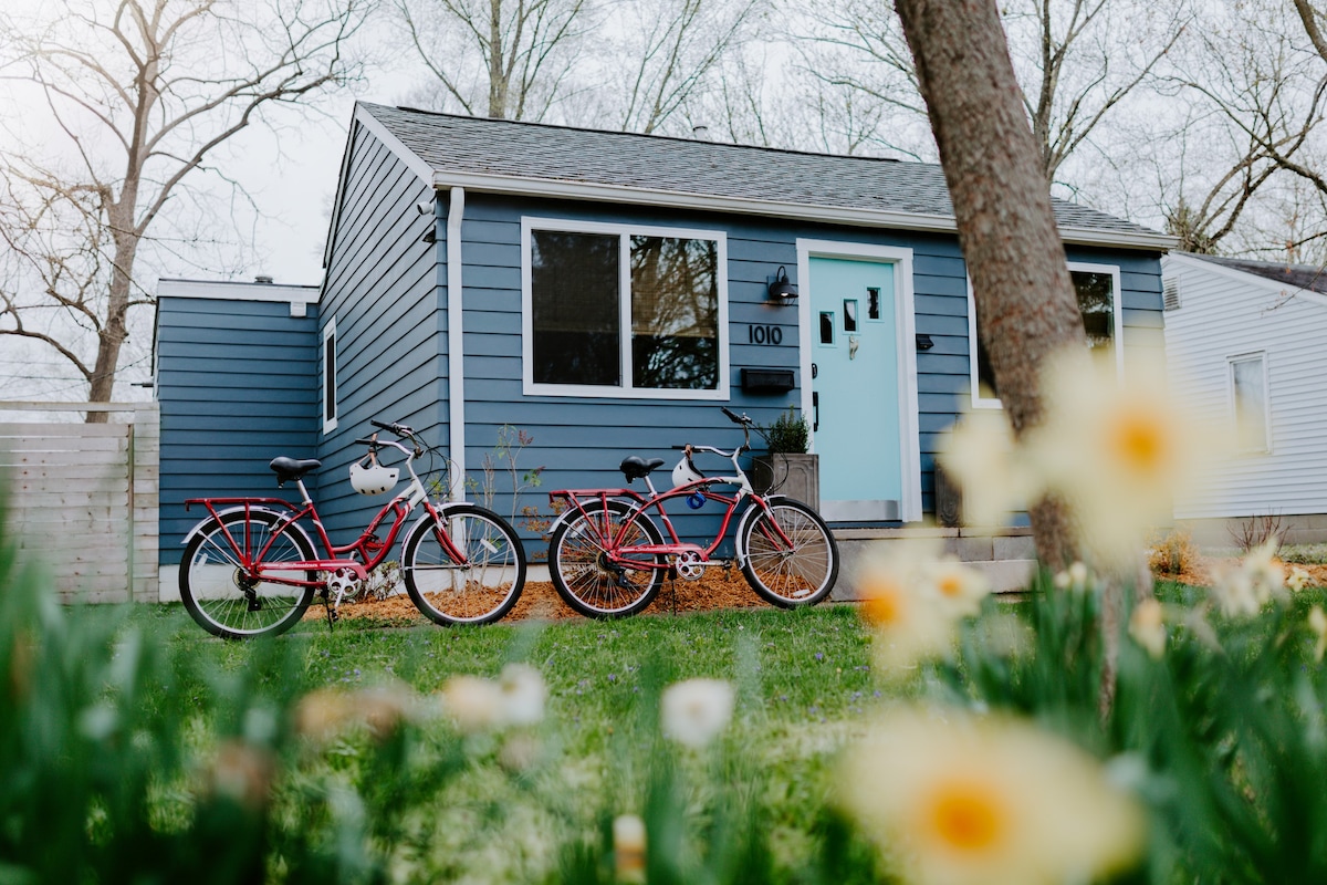 Cozy Cottage : easy + peaceful w/ private backyard