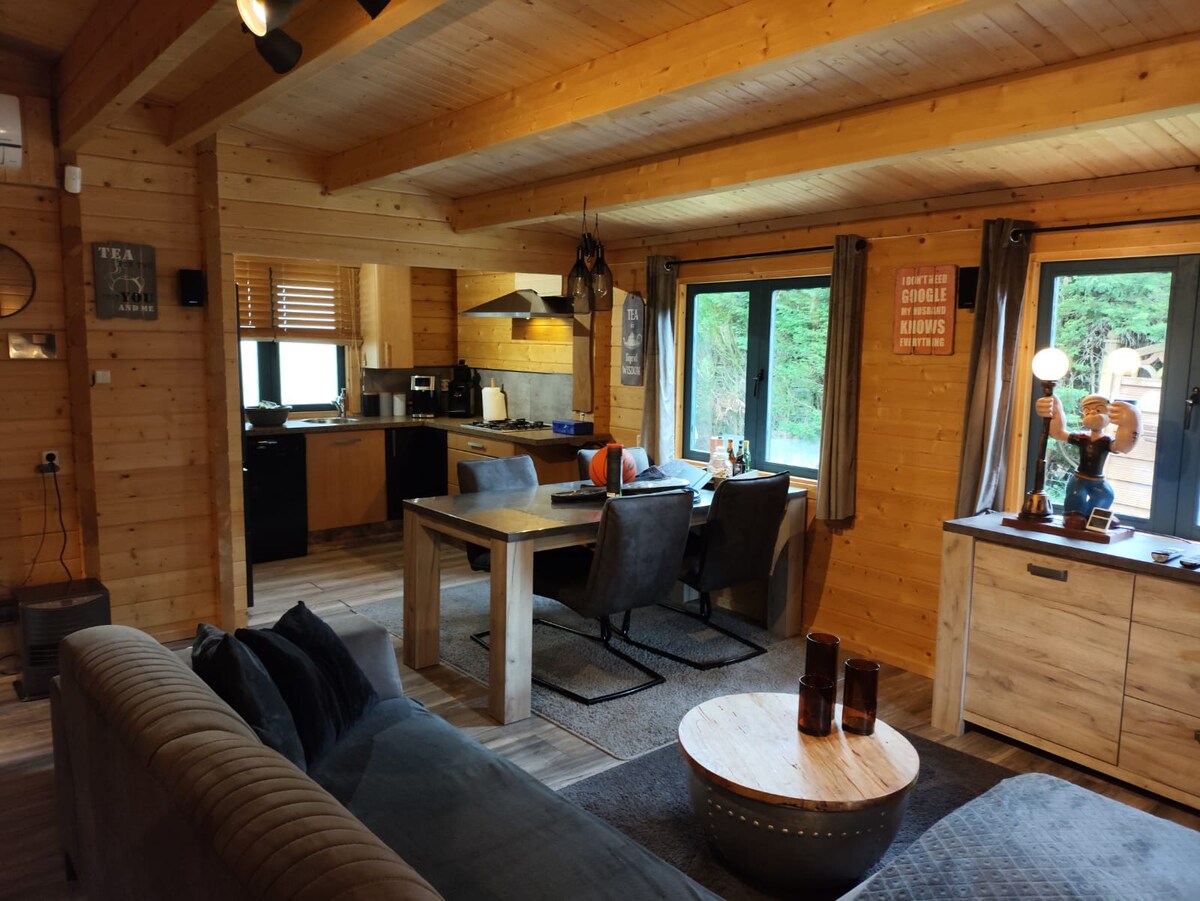 Op een rustige locatie in een houten chalet