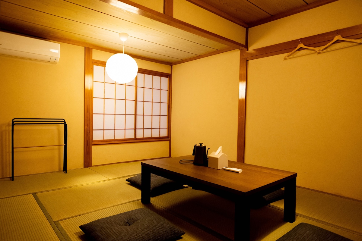 《无餐》日式客房可供3-4人入住