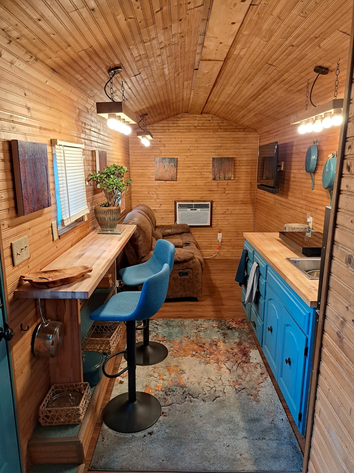 A Delightful Modern 1-bedroom Tiny House - HSKC