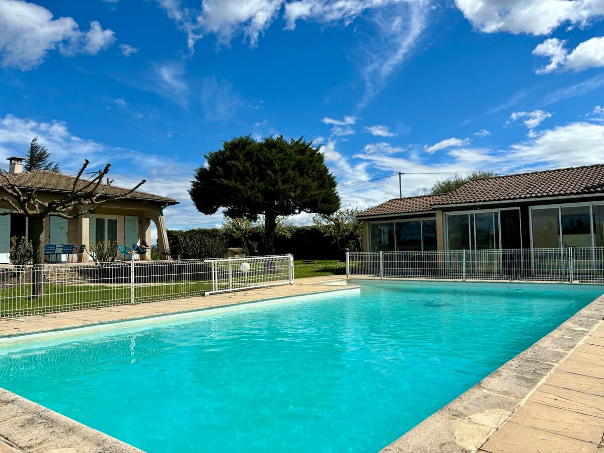 Swimming-pool, tennis & petanque Villa Massijuni