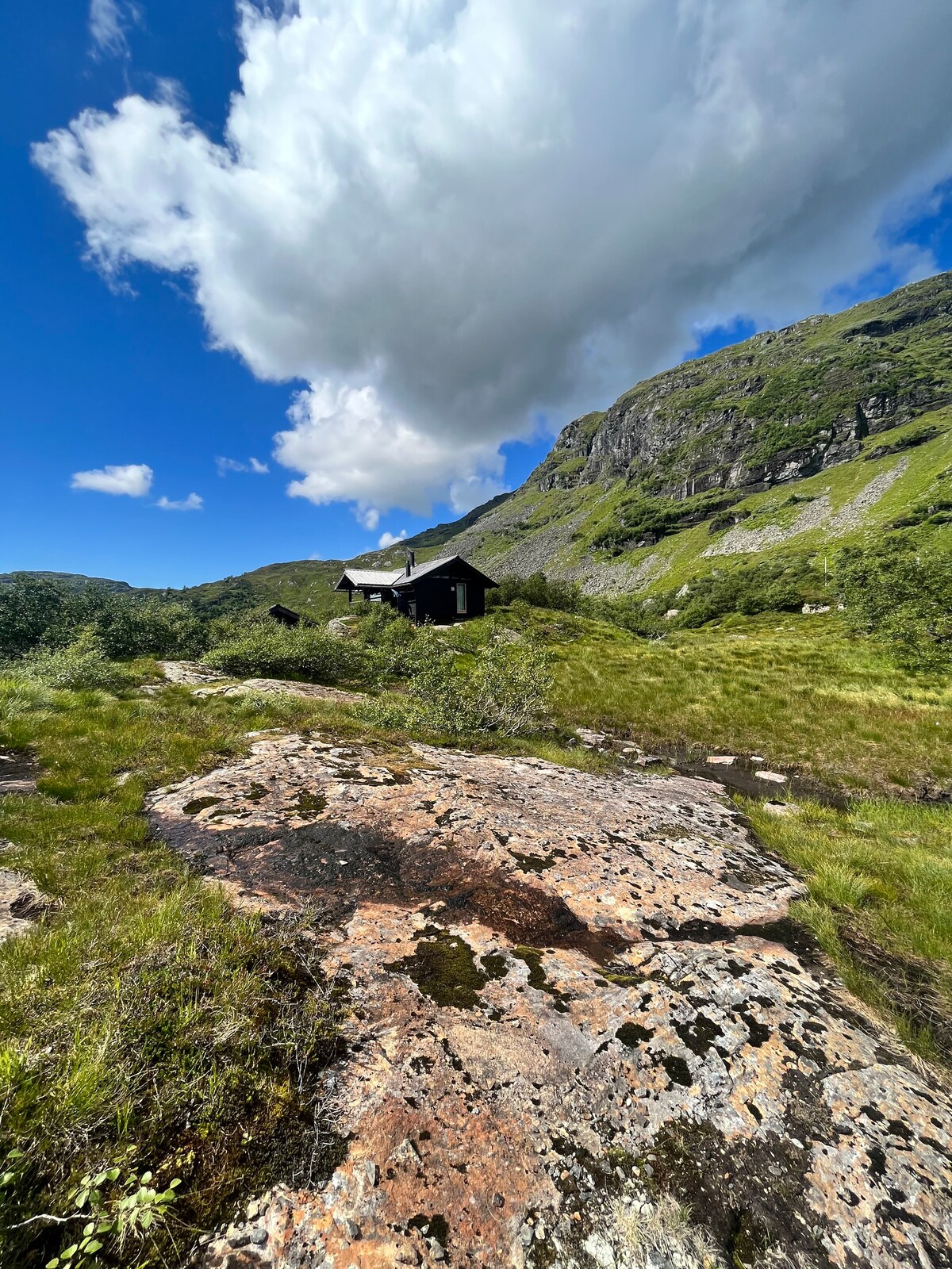 位于大山地地形的经典山间小屋