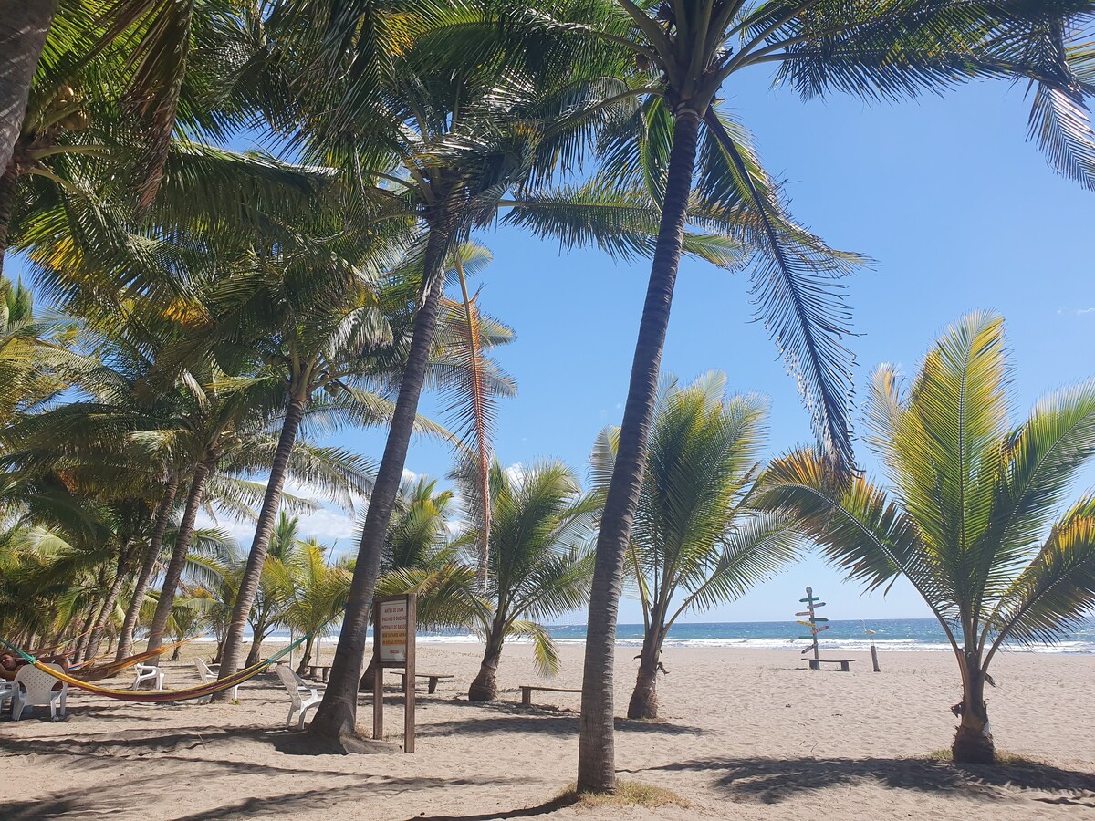 Alojamiento en la Playa Barra de Santiago