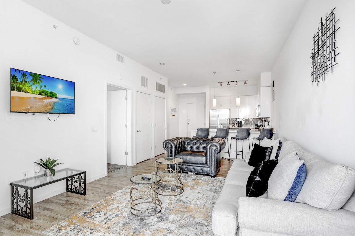 Downtown Tampa Gem 1-BD w/Pool, Gym, & Sky Lounge