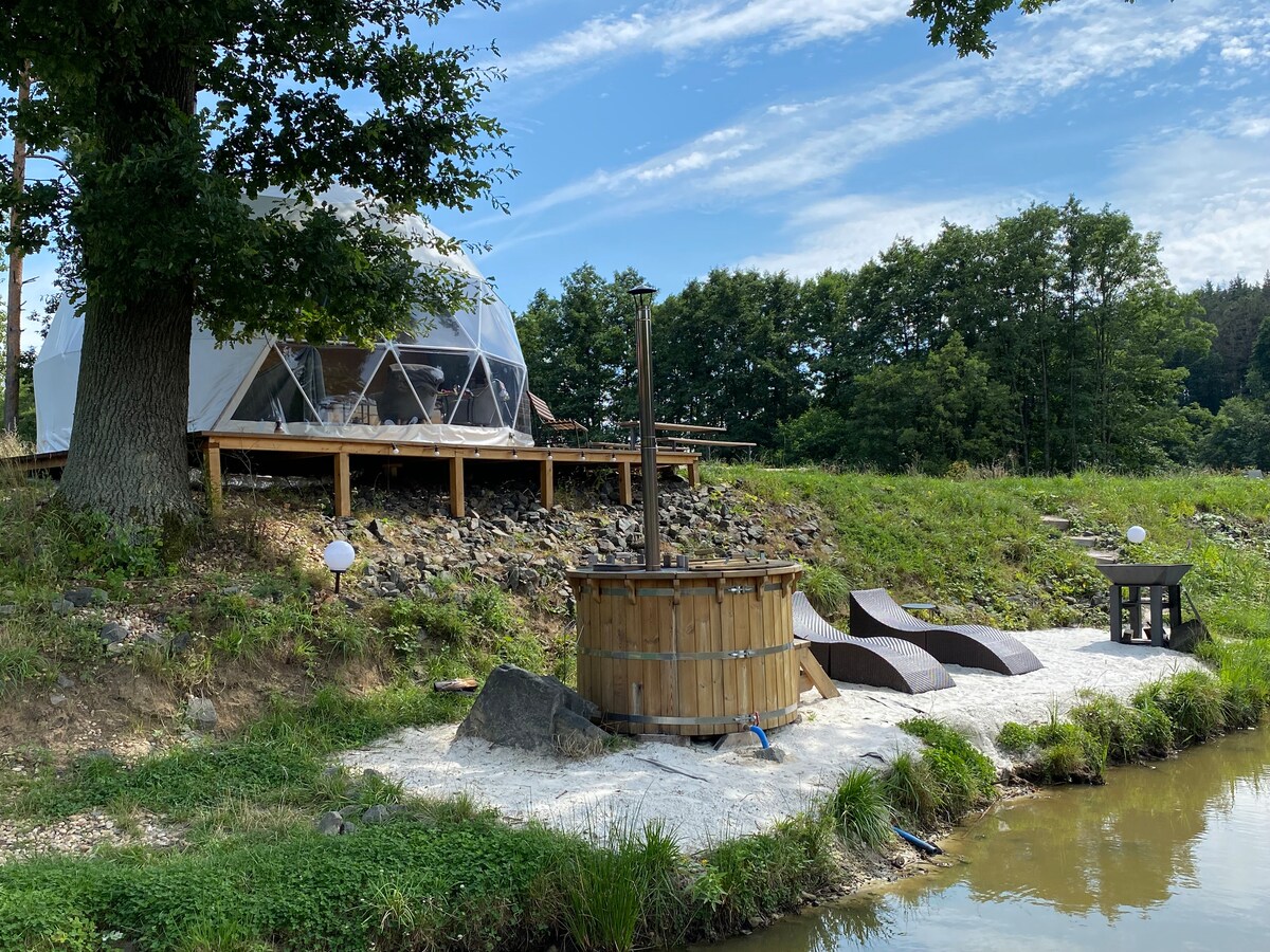 日落冰屋，配备热水浴缸和篮子早餐