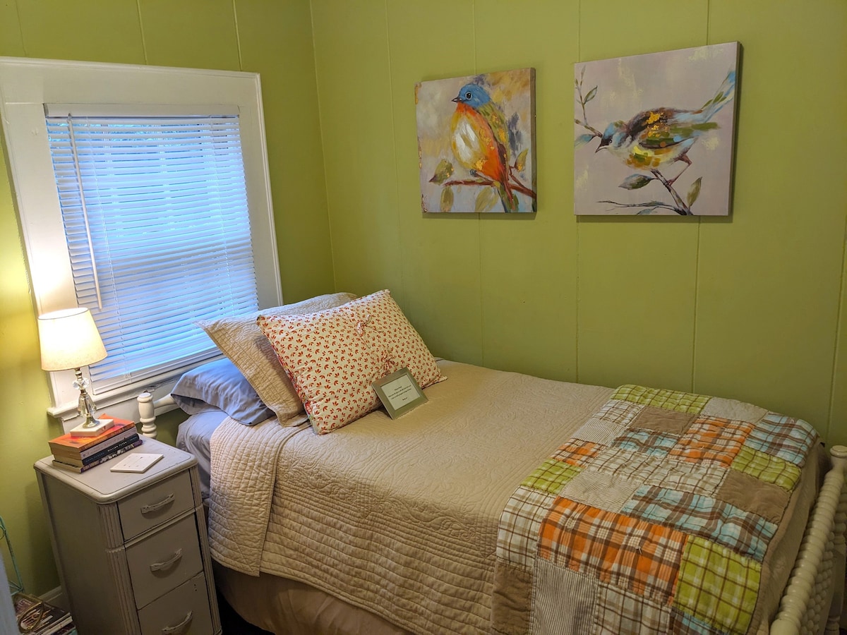 Cozy Downtown Kernersville Carriage House