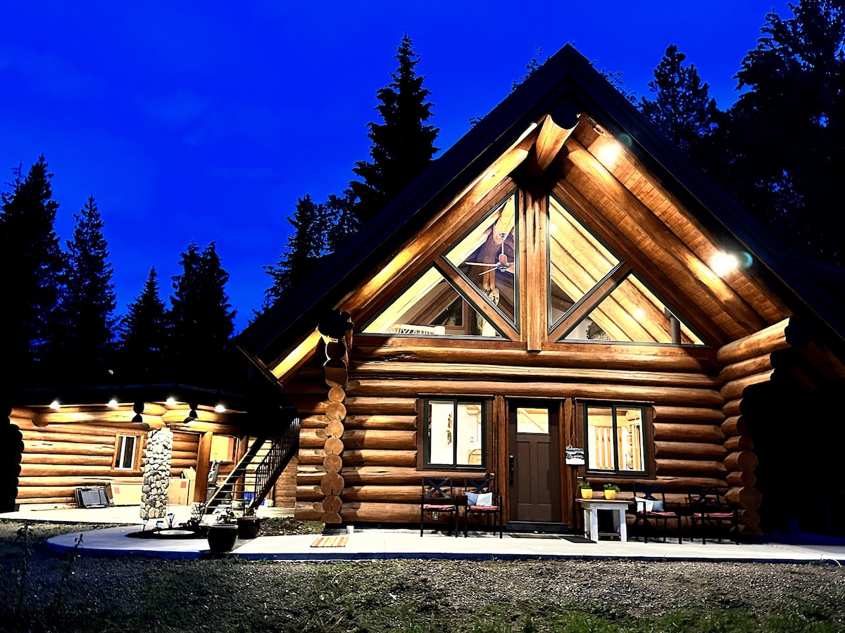 Peaceful/Stylish Log Cabin: Near Red Mt Biking