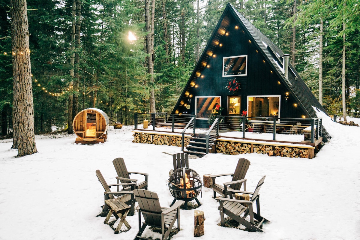 Luxe A-Frame: Hot Tub,  Sauna,  BBQ, & King Bed!