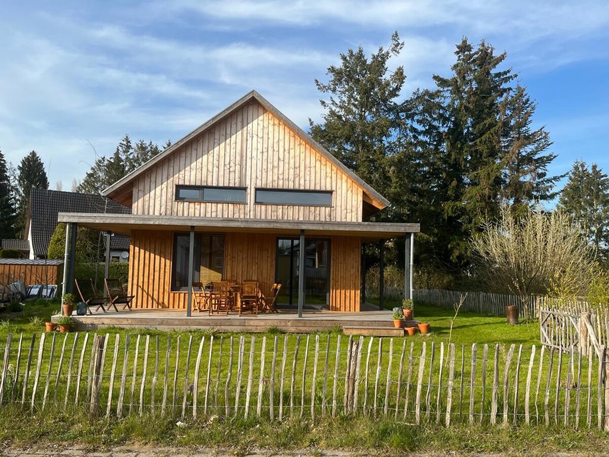 gemütliches Holzhaus am See