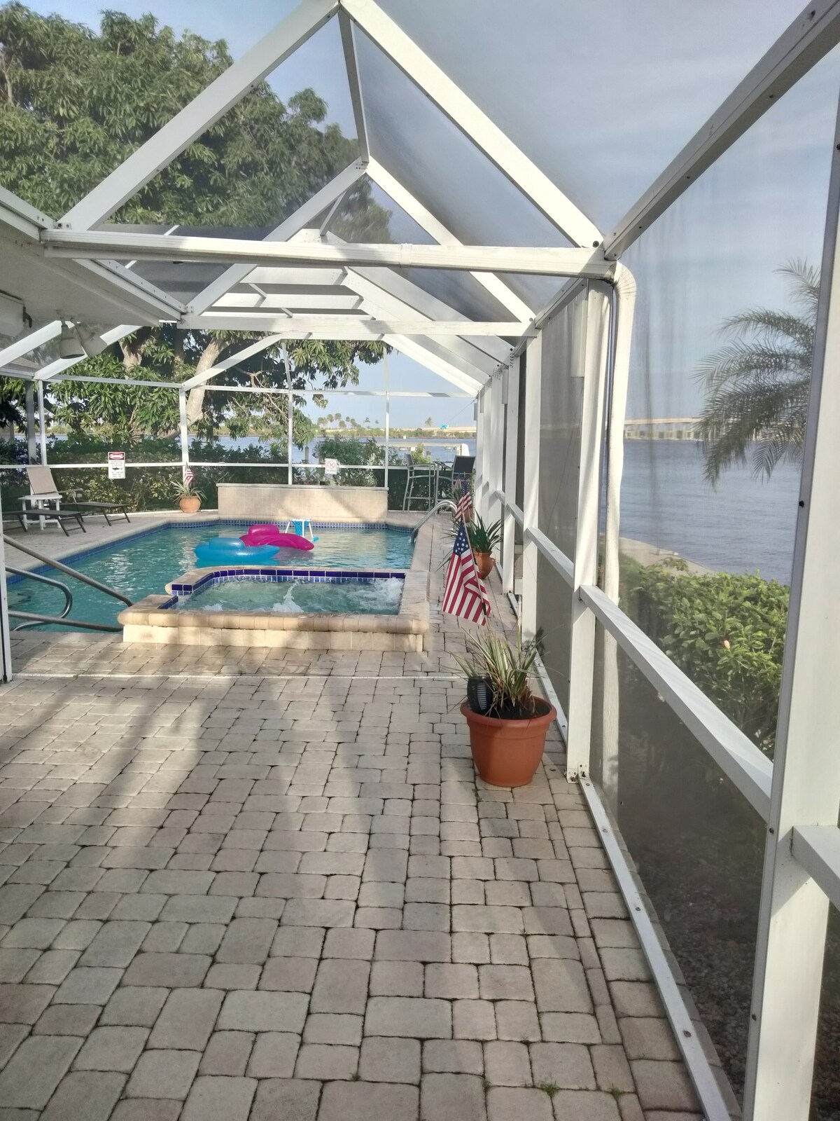 Location! Beach 2 Miles/Dining/Dogs/Pool Option