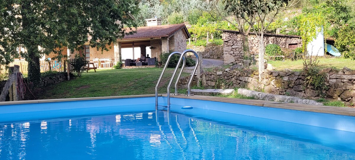 Casa O Corvo: casa con piscina en plena naturaleza