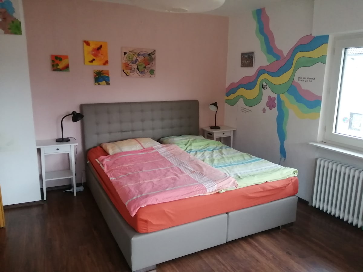 Helle 2 Zimmer Wohnung mit Küche, Bad und Balkon