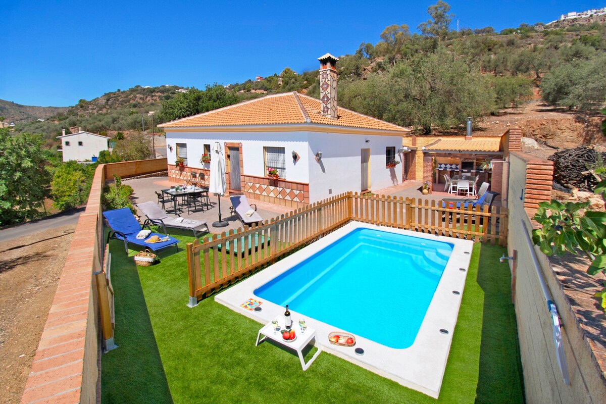 Lovely private family villa with pool Pet friendly