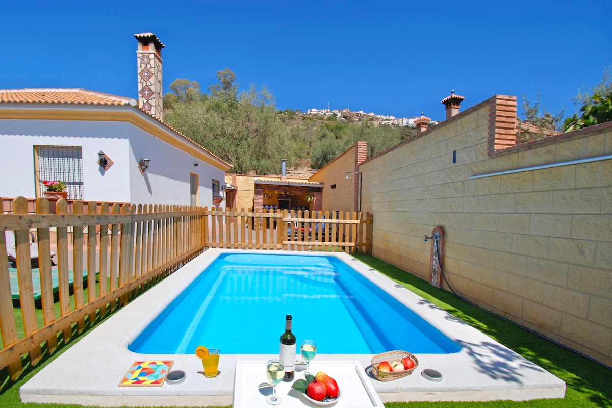 Lovely private family villa with pool Pet friendly