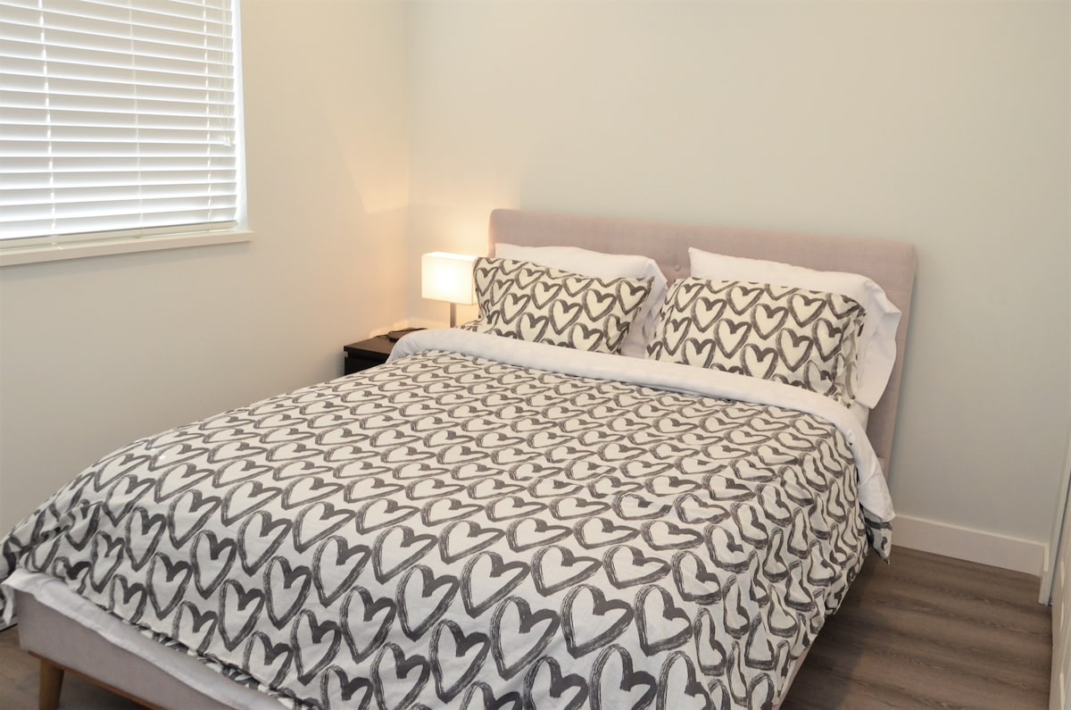 Contemporary 2-Bedroom Private Suite+AC & +EV