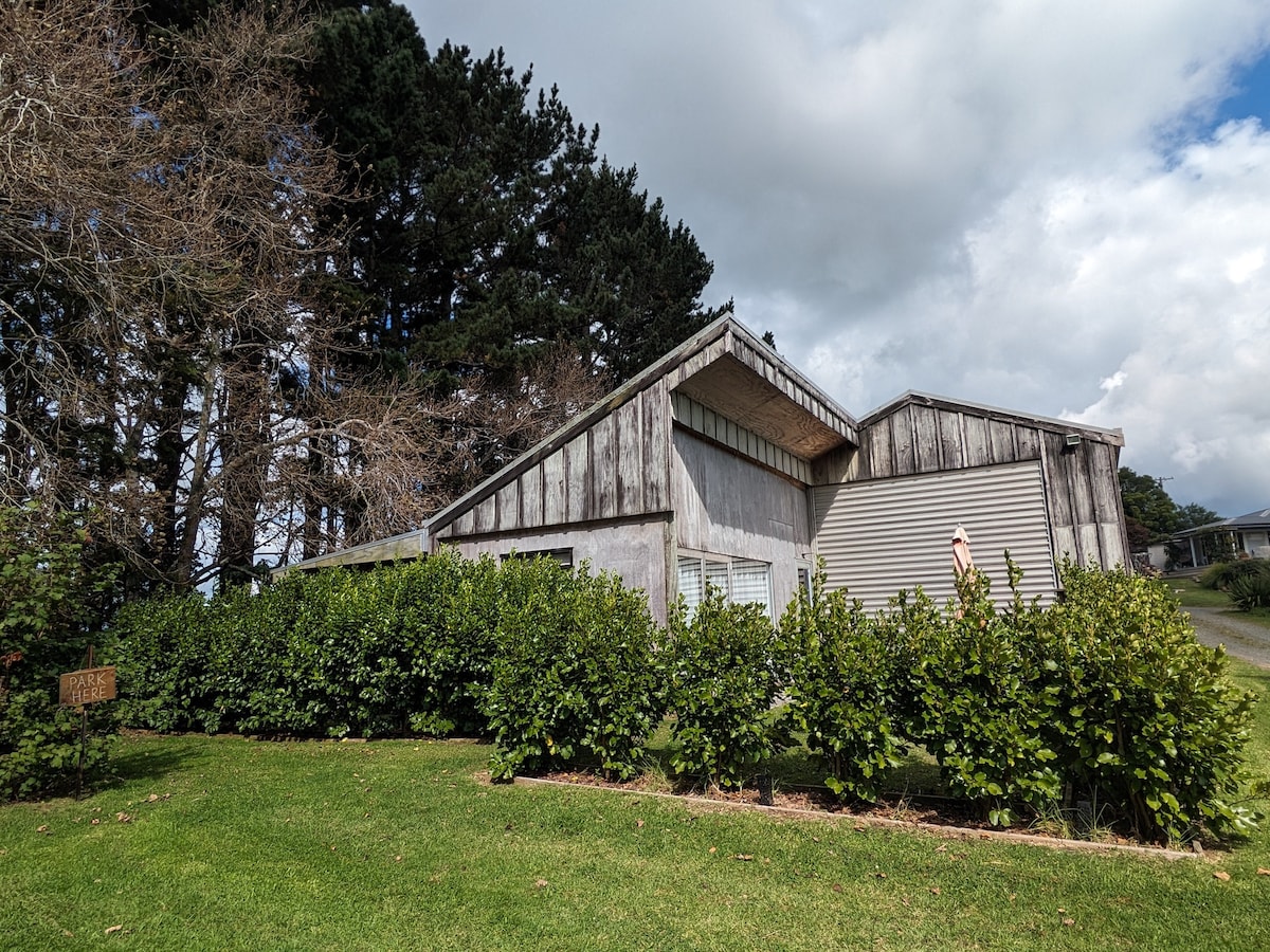 The Studio: a serene Raglan stay with Outdoor Bath