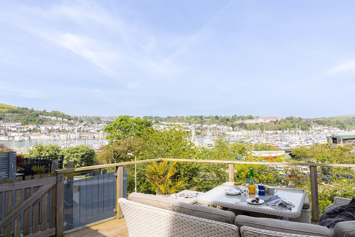 3 bedroom Kingswear house with deck & river views