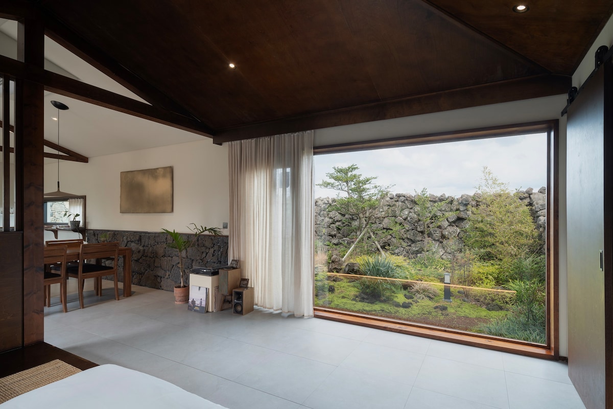 Jocheon Jebi House是一个
保留济州岛美丽的绿色天堂。