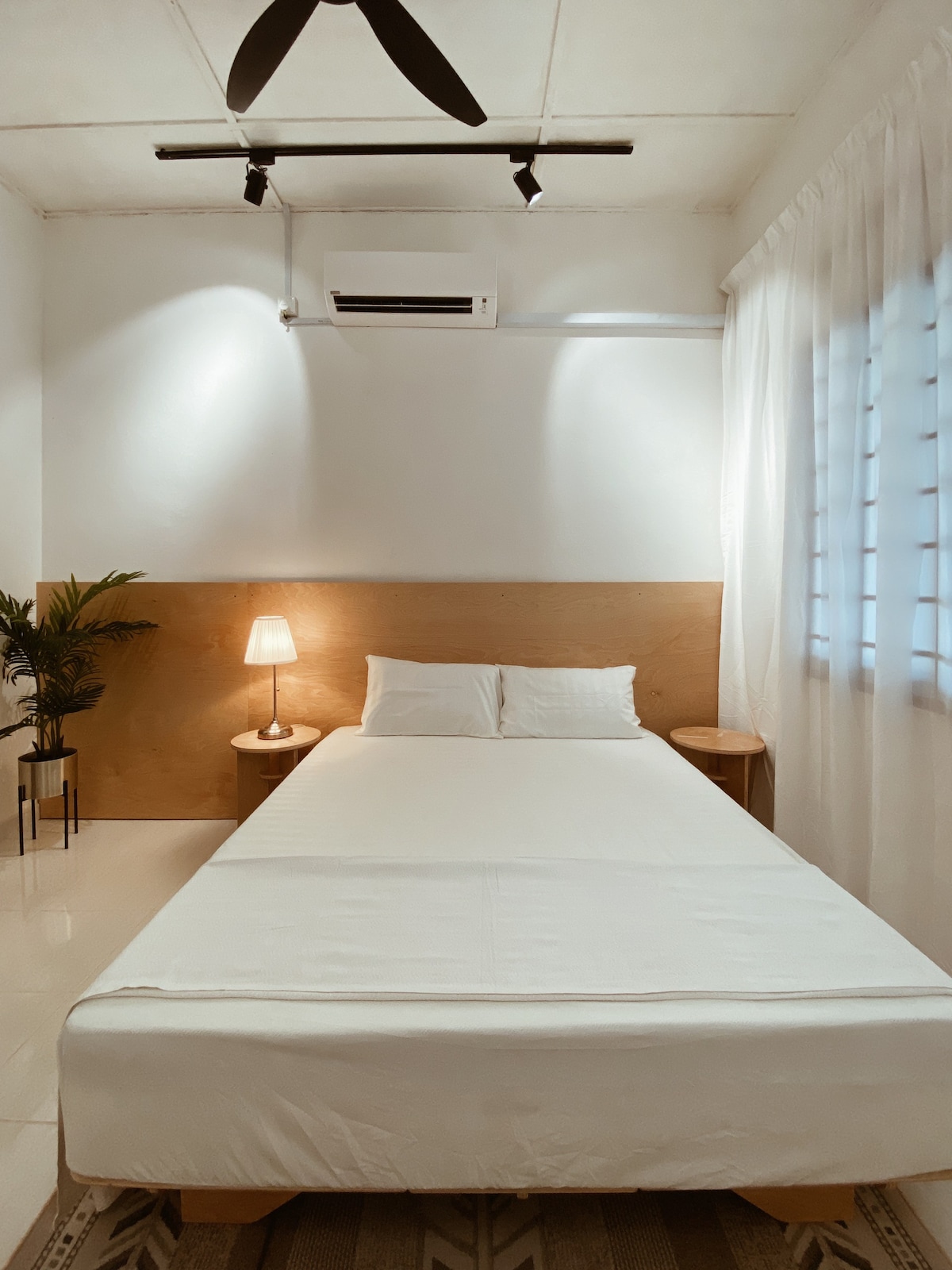 Hinggap Cendana - Netflix & minimalist stay