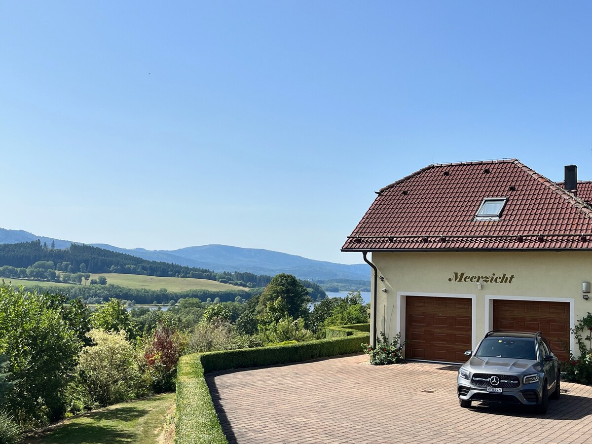 Tranquil large villa - view, pool and playground