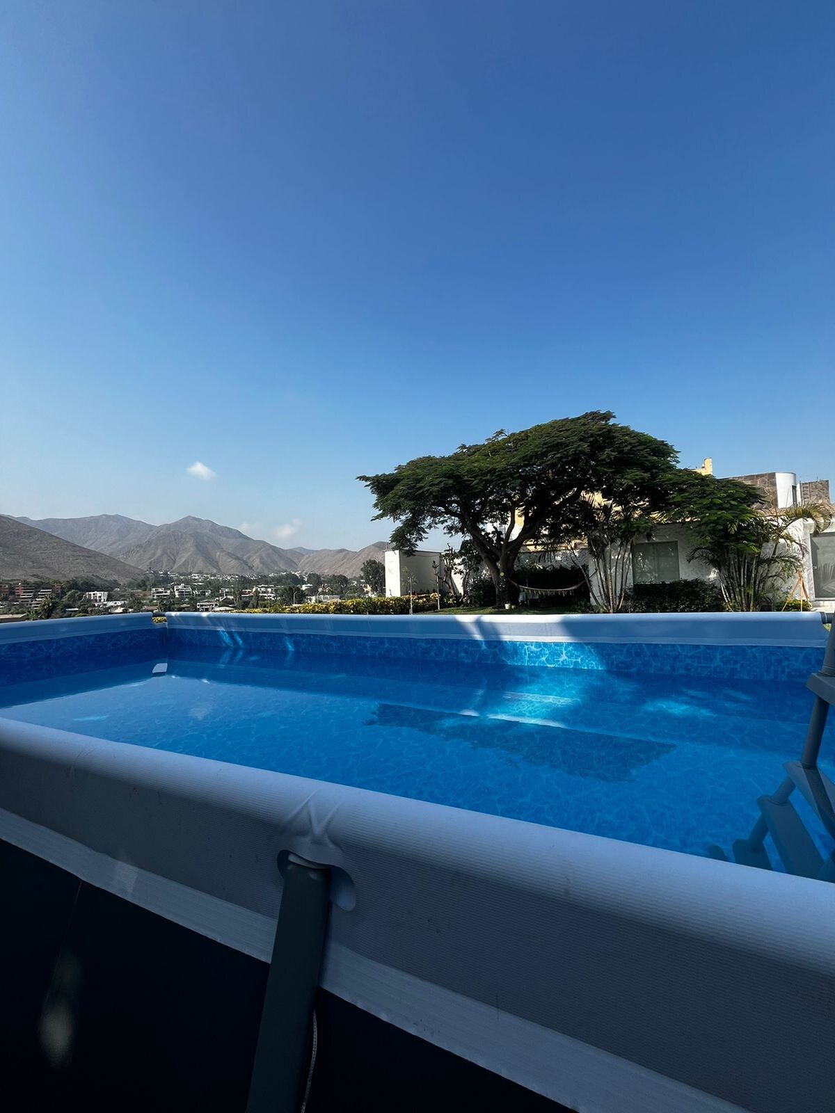 Alojamiento con piscina vista a la laguna y jardín