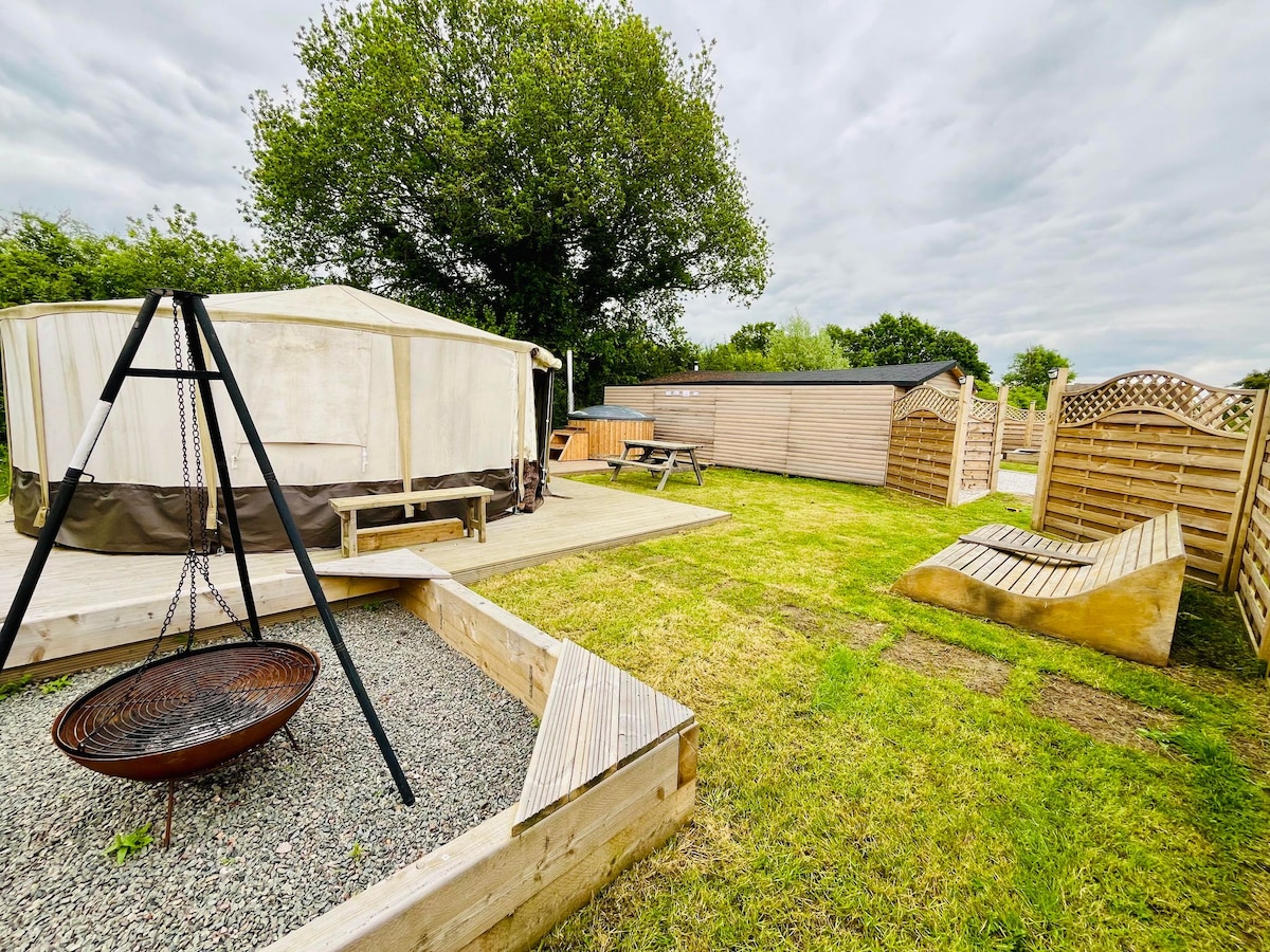 Glamping Yurt with Log Burning Hot Tub