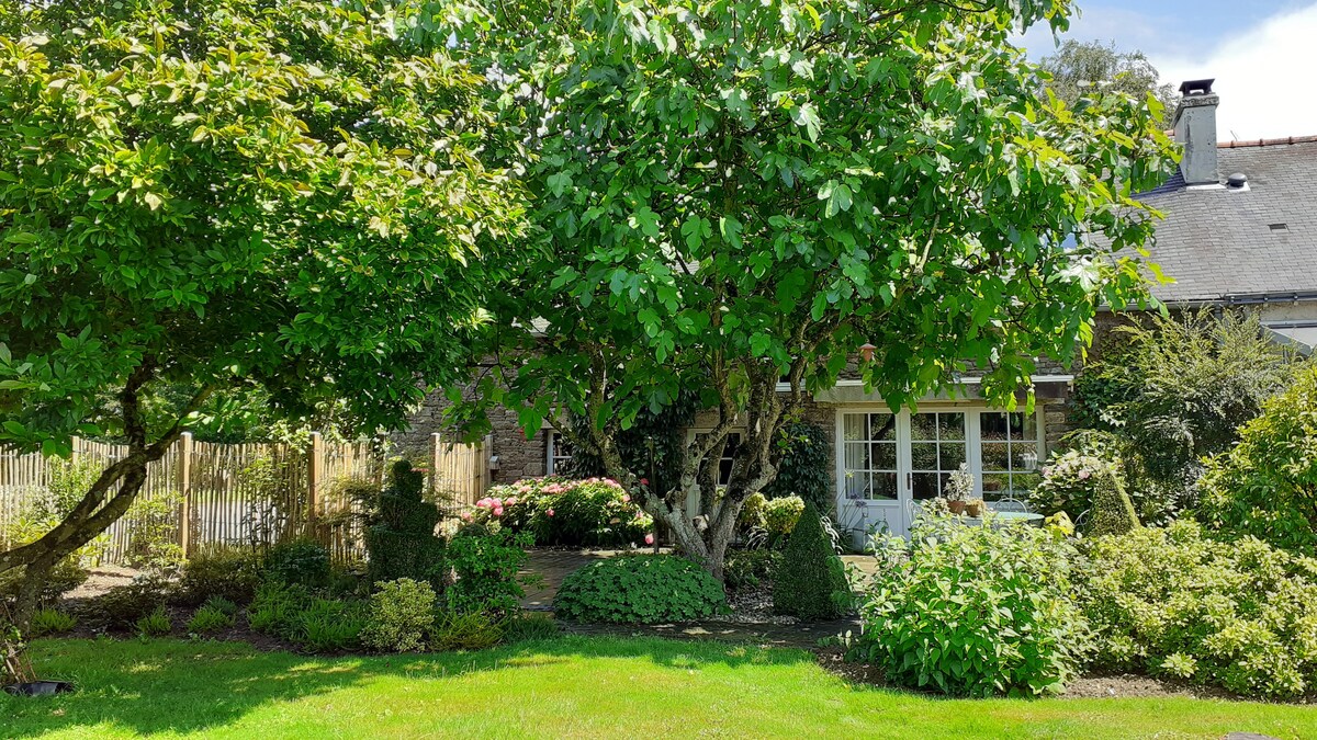 布罗塞利安德 (Brocéliande) 附近的迷人小屋