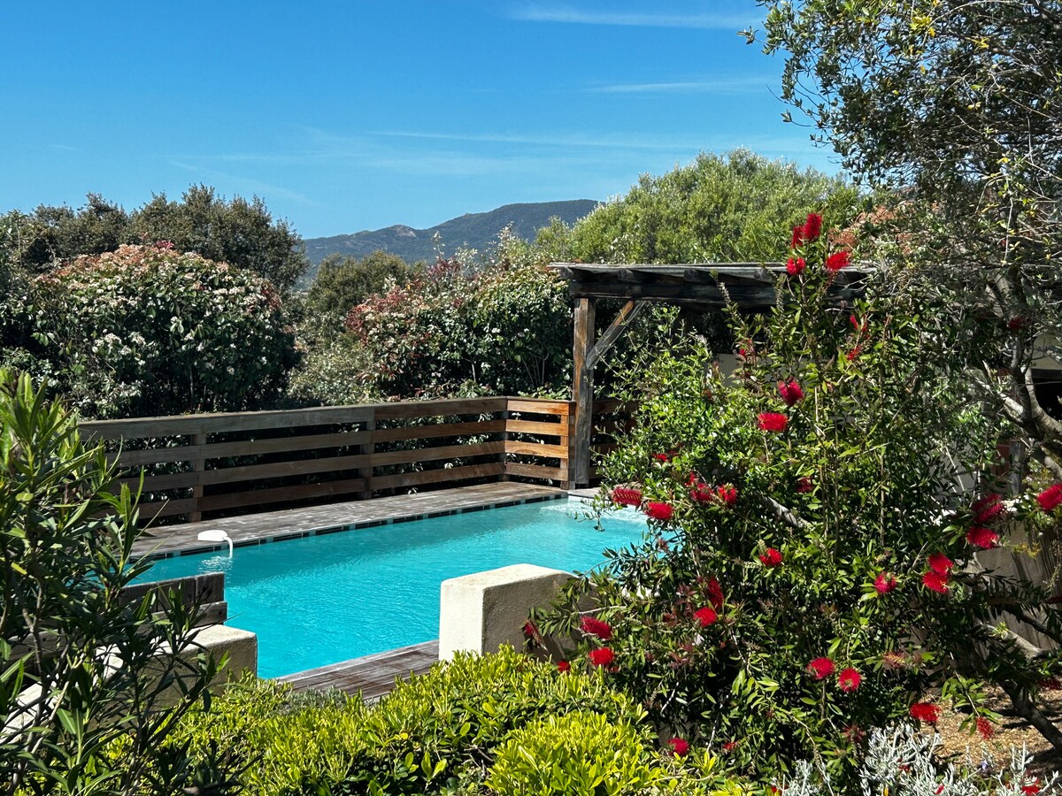 Villa avec piscine, vue dégagée