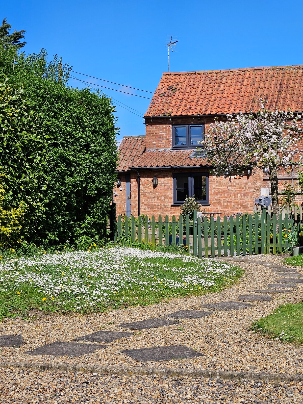 Norfolk Cottage with Large Garden & Hot Tub