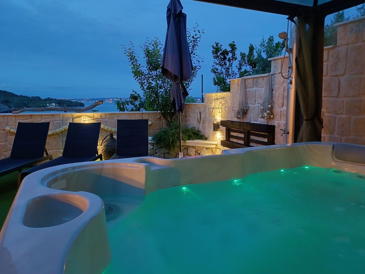 Summer Sky Suite w/Jacuzzi