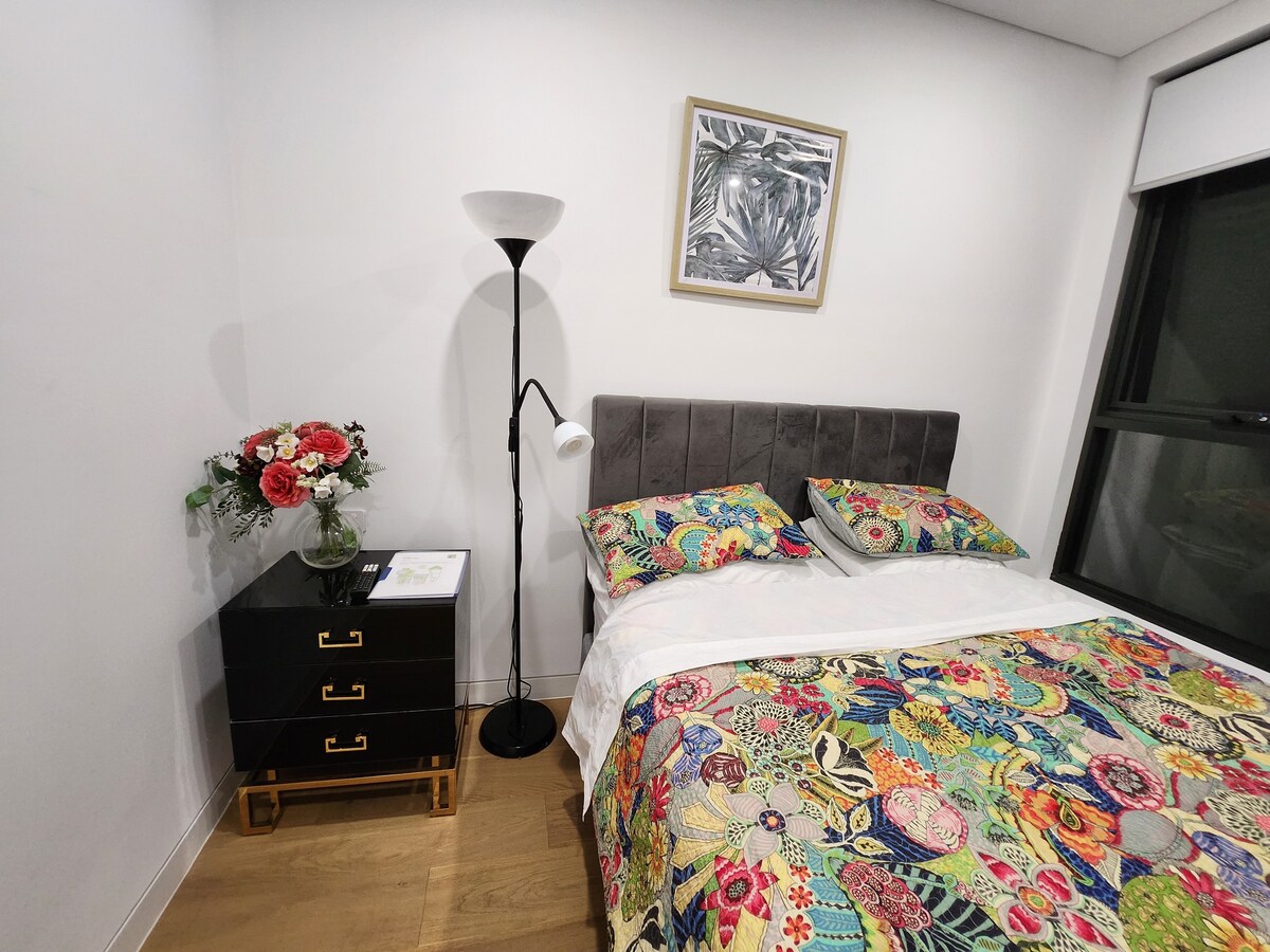 Bobby 's Lux卧室、标准双人床、步入式、套房